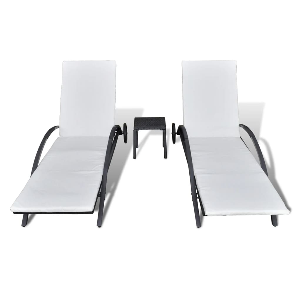 Lange Stühle mit schwarzem Harztisch