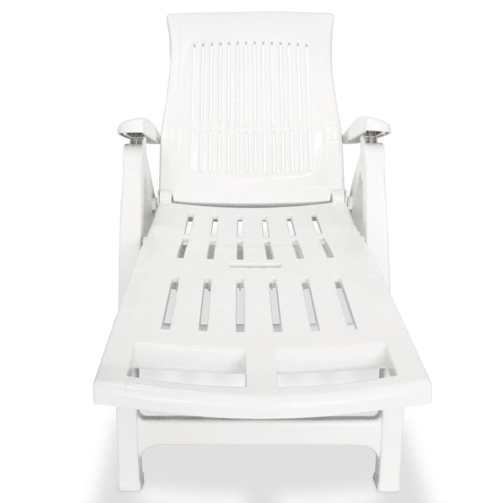 Langer Stuhl mit weißer Plastikfußstütze