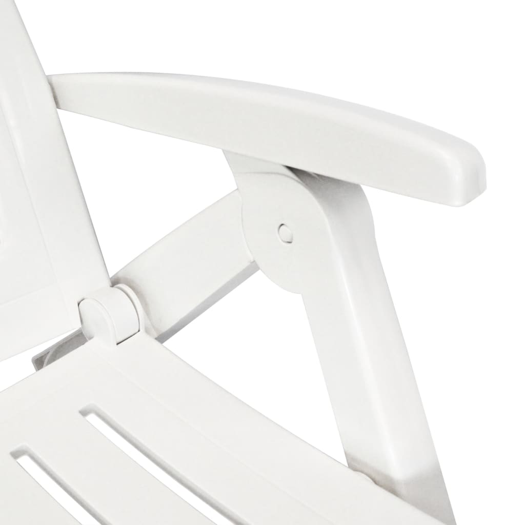 Langer Stuhl mit weißer Plastikfußstütze