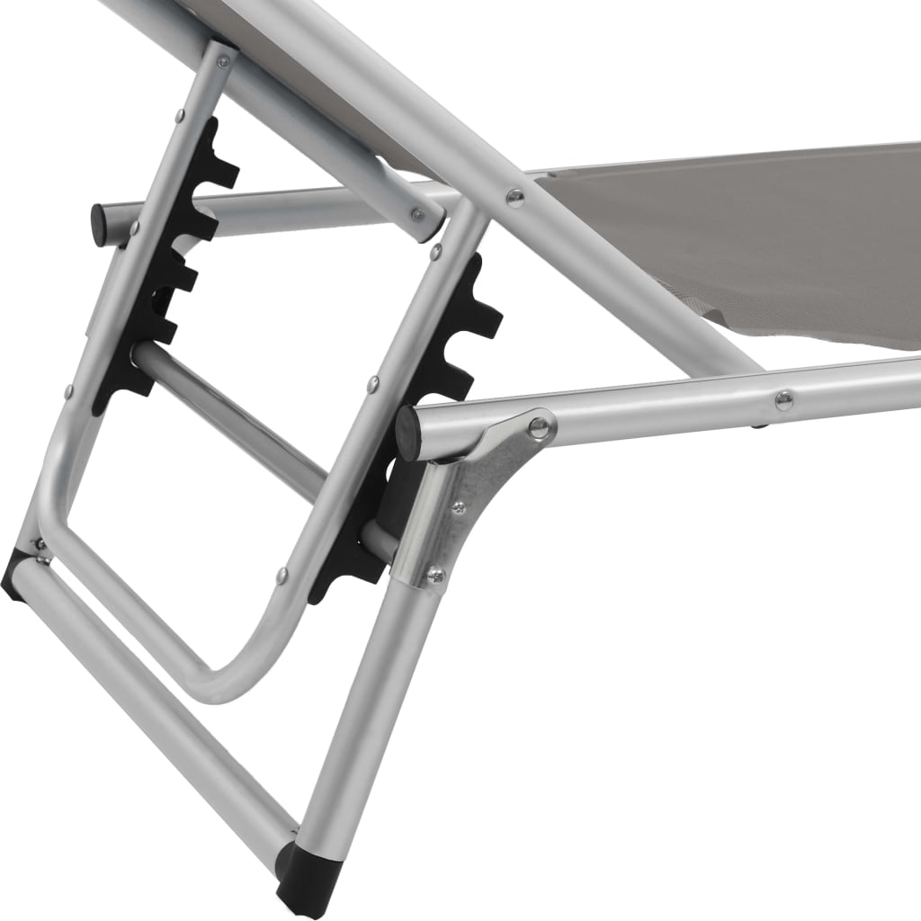 Faltbarer langer Stuhl mit Aluminium und grauer Textilenmarke