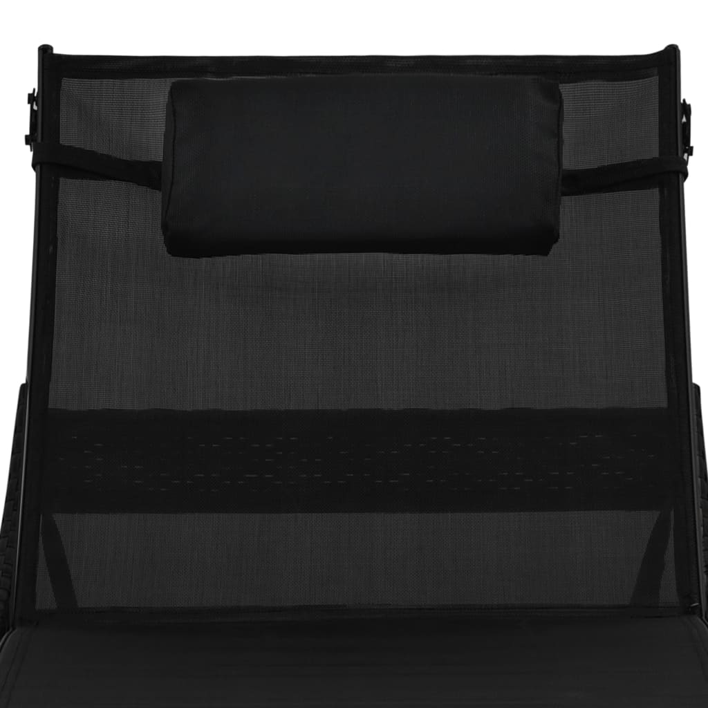 Lange Stühle 2 PCs und geflochtene Harztabelle und schwarzes Textilene