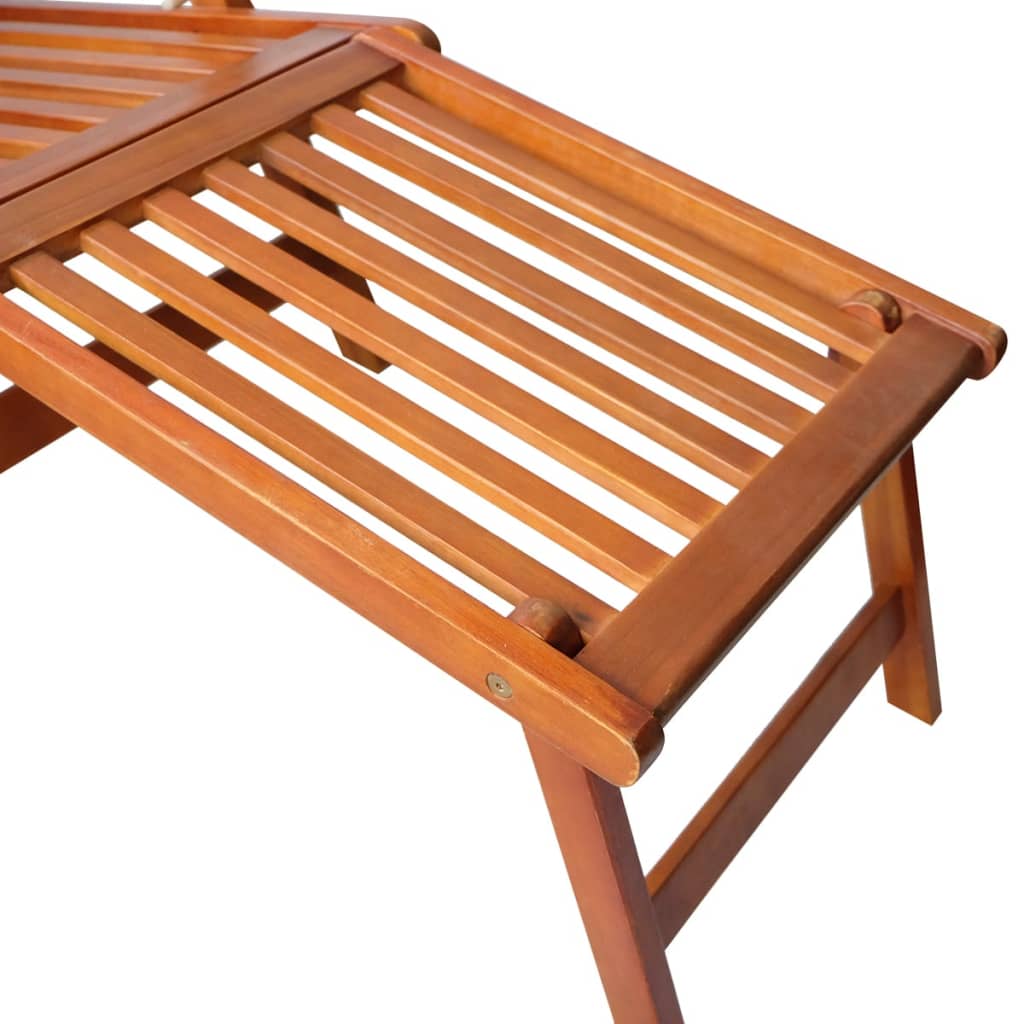 Sedia in terrazza con solide poggiapiedi in legno di acacia