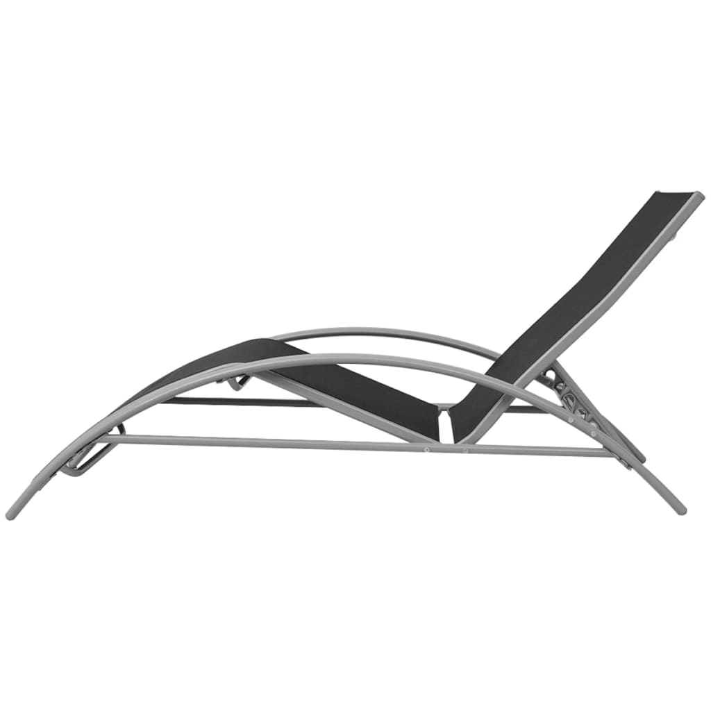 Lange Stühle mit schwarzem Aluminiumtisch
