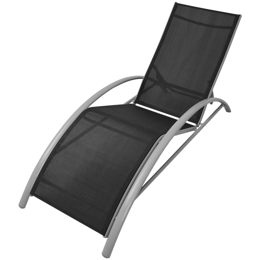 Lange Stühle und schwarzes Aluminium -Parasol