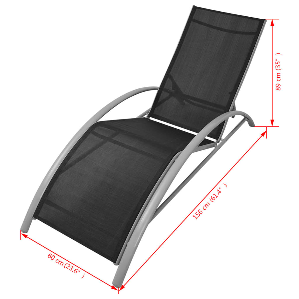 Lange Stühle und schwarzes Aluminium -Parasol