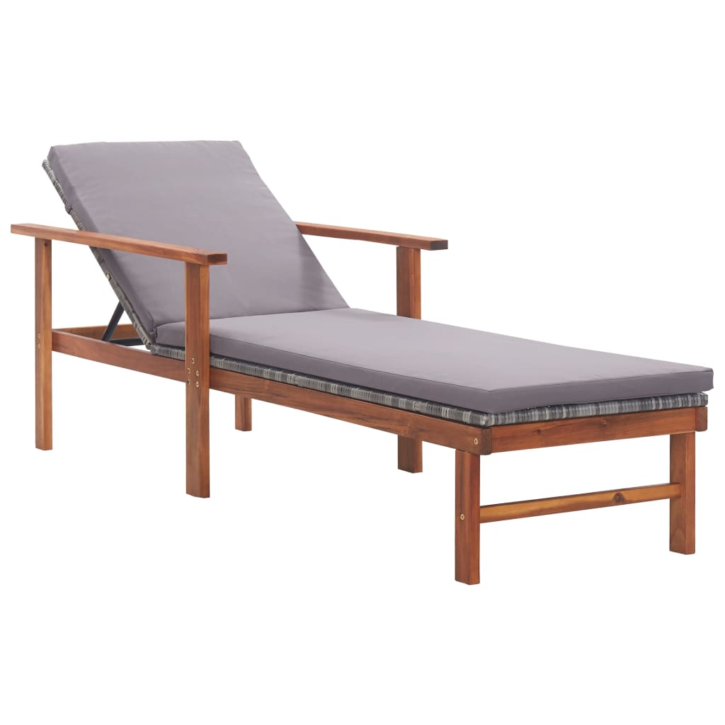 Langer Stuhl und geflochtenes Harzkissen und graues Akazienholz