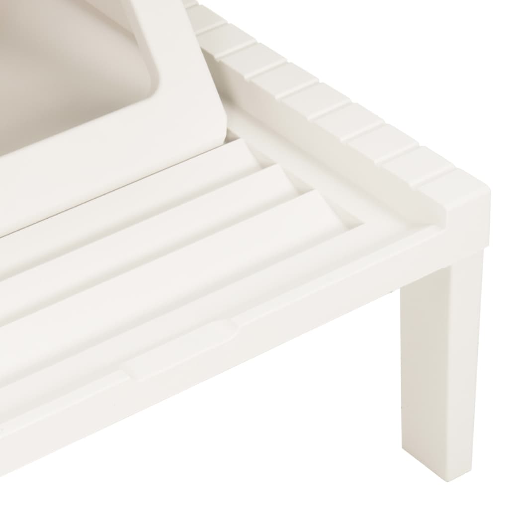 Langer Stuhl mit weißem Plastikkissen